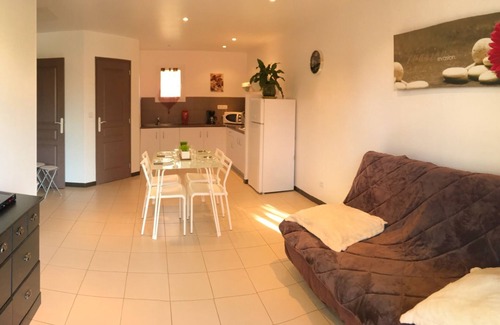 Poggio-Mezzana Casa | Villa en residencia privada junto al mar en parque sombreado.