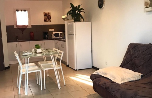 Poggio-Mezzana Casa | Villa en residencia privada junto al mar en parque sombreado.