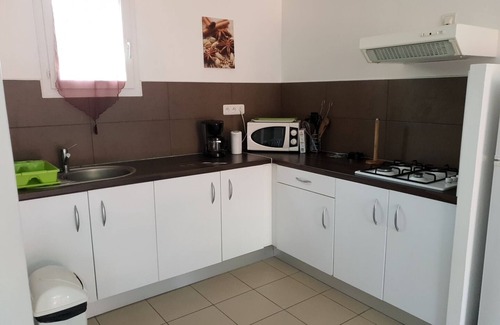Poggio-Mezzana Casa | Villa en residencia privada junto al mar en parque sombreado.