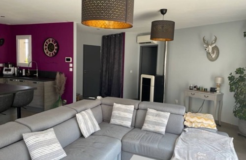 Caumont-sur-Durance Villa | Villa in the countryside - with heated pool and garden - sleeps 8