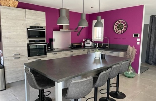 Caumont-sur-Durance Villa | Villa in the countryside - with heated pool and garden - sleeps 8