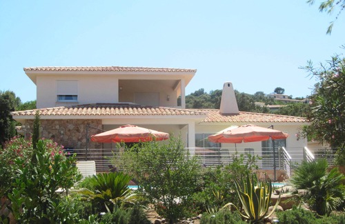 Cirendinu Villa | Villa en muy buen estado con piscina cerca de una hermosa playa