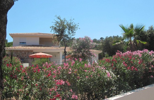 Cirendinu Villa | Villa en muy buen estado con piscina cerca de una hermosa playa