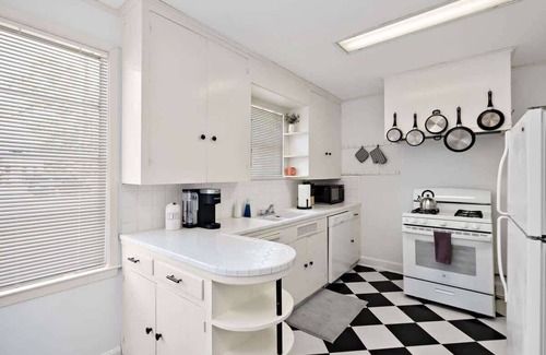 Zilker Casa | Villa in Zilker - Peaceful Stylish Home with Yard