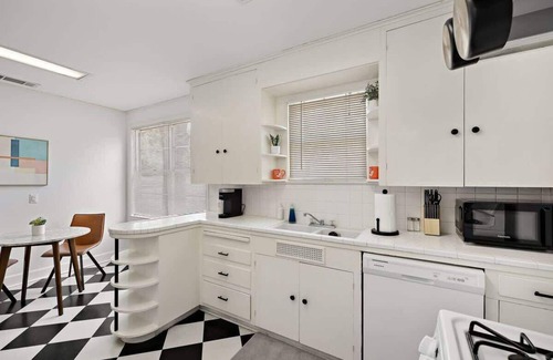 Zilker Casa | Villa in Zilker - Peaceful Stylish Home with Yard