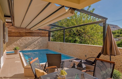 Zrnovnica Villa | Estancia en villa espaciosa en Žrnovnica