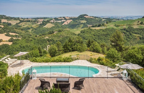 Montefelcino Villa | Ise Villa con piscina y vistas magníficas en Montefelcino, a 25 km de las playas de Fano y Pesaro