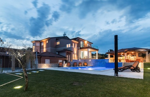 Marcana Villa | Villa Istra Kamen for kids & families near Pula for 18 people with sport activities, wellness & 67 m2 heated private pool