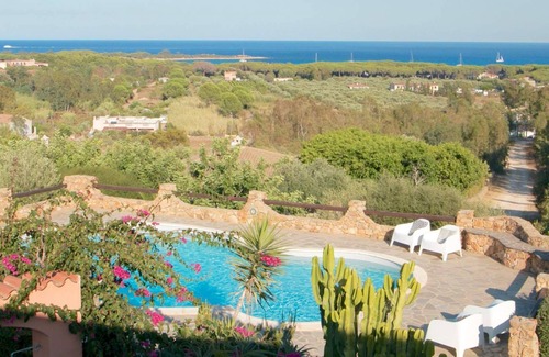 Cala Liberotto Villa | Villa exclusiva con piscina privada y vistas al mar.