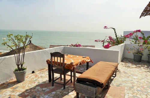 Popenguine Casa | Villa Joko: playa a 20m, piscina ecológica, vista al mar, pensión