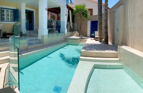 Loutra Villa | Villa Kallergi - Athena: Casa amplia, con piscina y jardín, vistas al mar, cerca de la playa.