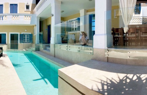 Loutra Villa | Villa Kallergi - Athena: Casa amplia, con piscina y jardín, vistas al mar, cerca de la playa.