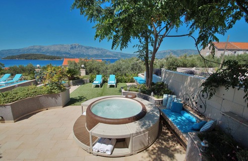 Cove Tri Zala (Zrnovo) Villa | Beachfront Villa Korkyra with Pool
