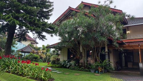 Oro Oro Ombo Villa | Villa Kusuma 14, Large Garden & Karaoke in Batu City