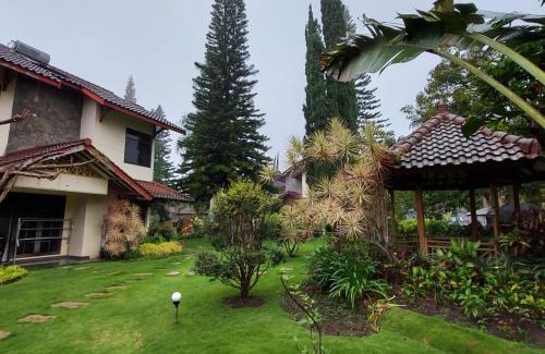 Oro Oro Ombo Villa | Villa Kusuma 14, Large Garden & Karaoke in Batu City