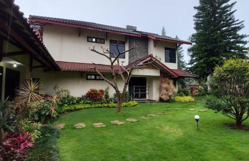 Oro Oro Ombo Villa | Villa Kusuma 14, Large Garden & Karaoke in Batu City