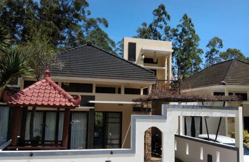 Ngaglik Cabina | Villa Kusuma Pinus 3 Bedroom with Pool