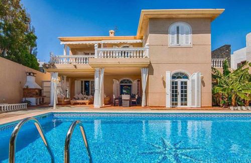 Playa del Cable Apartamento | Villa La Concha Beachfront Heated Pool