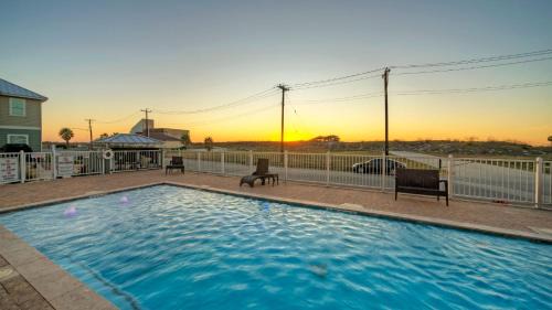 Corpus Christi Casa | Villa La Isla Family Condo with Pool Near Corpus Christis Best Beaches Dining