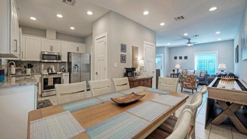 Corpus Christi Casa | Villa La Isla Family Condo with Pool Near Corpus Christis Best Beaches Dining
