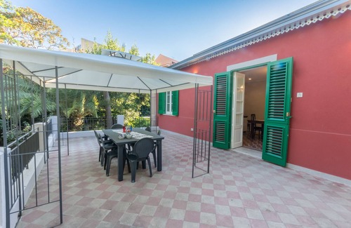 Capo Peloro Villa | Villa Labruto - Apartamento Aire y Fuego con terraza y jardín.