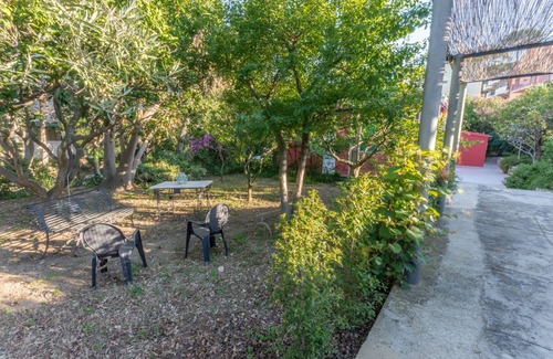 Capo Peloro Villa | Villa Labruto - Sala de la Tierra con jardín privado, patio y estacionamiento.