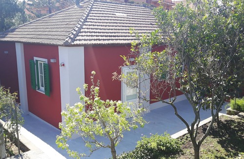 Capo Peloro Villa | Villa Labruto - Sala de la Tierra con jardín privado, patio y estacionamiento.