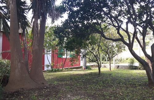 Capo Peloro Villa | Villa Labruto - Sala de la Tierra con jardín privado, patio y estacionamiento.
