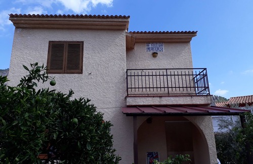 Argelita Villa | Villa ajardinada a medio camino entre el mar y la alta montaña