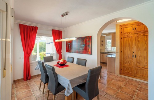 Viñuela Villa | "Villa Las Alondras" con vistas al lago y a la montaña, piscina, jardín y Wi-Fi