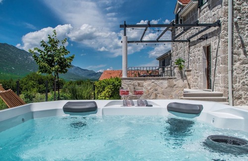 South Croatia Coast Villa | Villa Le Adria Hot Tub Free Beach Parking