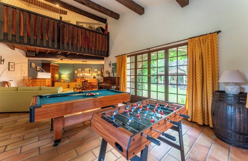 Barbentane Villa | Villa 'Le Colombier - Cambalala' con vistas a la montaña, piscina privada y Wi-Fi
