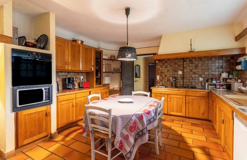 Barbentane Villa | Villa 'Le Colombier - Cambalala' con vistas a la montaña, piscina privada y Wi-Fi