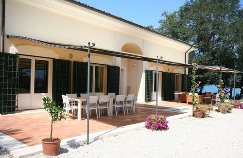 Cupra Marittima Villa | Villa de lujo de 5 dormitorios con piscina junto al mar
