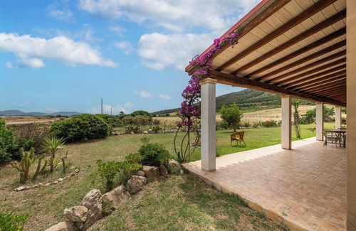 Sant'Anna Arresi Villa | "Villa Le Vigne" cerca del mar con jardín y terraza