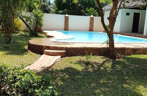 Galu Villa | Villa LeoMar con piscina privada ya tan solo 400 metros de la playa.