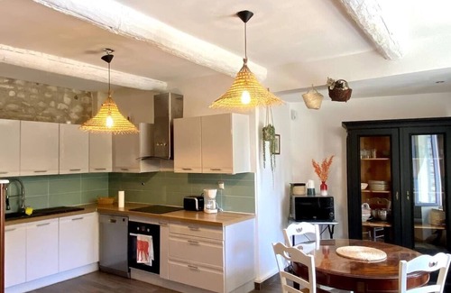 Fontaine-de-Vaucluse Casa | Villa les Volets Bleus, an authentic house in the heart of the city center.