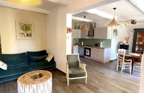 Fontaine-de-Vaucluse Casa | Villa les Volets Bleus, an authentic house in the heart of the city center.