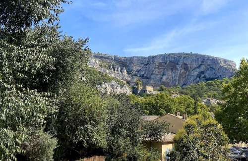 Fontaine-de-Vaucluse Casa | Villa les Volets Bleus, an authentic house in the heart of the city center.