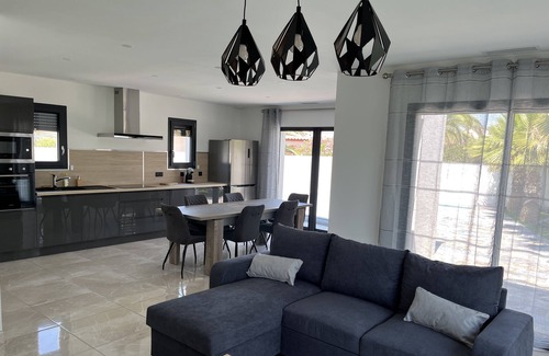 Bassan Villa | Villa les Palmiers quiet with swimming pool