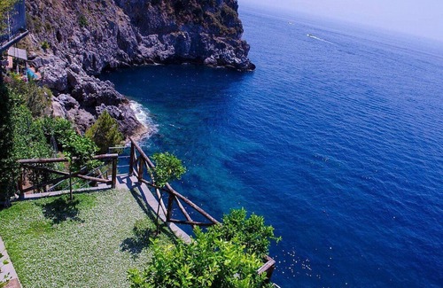 Conca dei Marini Villa | Villa Lilium: A bright villa built sheer above the sea and with direct access to the sea, with Free WI-FI.