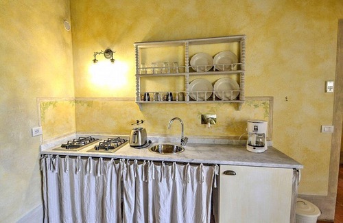 Poggibonsi Villa | Villa Lionella: una espléndida villa de tres pisos rodeada de prados y verdes colinas.
