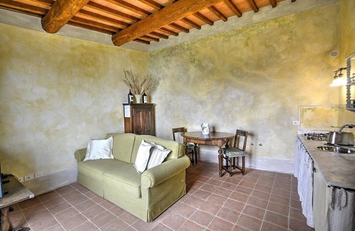 Poggibonsi Villa | Villa Lionella Grande: una espléndida villa de tres pisos rodeada de prados y verdes colinas.