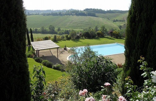 Poggibonsi Villa | Villa Lionella Grande: una espléndida villa de tres pisos rodeada de prados y verdes colinas.
