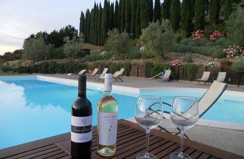 Poggibonsi Villa | Villa Lionella Grande: una espléndida villa de tres pisos rodeada de prados y verdes colinas.