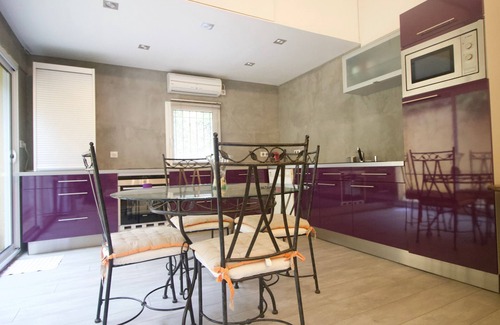 Carqueiranne Villa | Villa 'Loft 45m2 Piscine' con vistas a la montaña, Wi-Fi y aire acondicionado