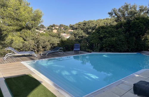 Carqueiranne Villa | Villa 'Loft 45m2 Piscine' con vistas a la montaña, Wi-Fi y aire acondicionado
