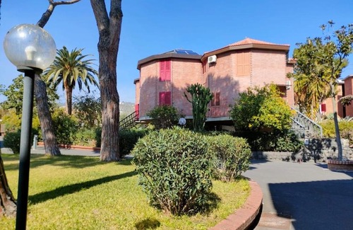 Aci Castello Apartamento | Villa Louise by Holiday World