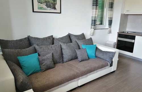 Cesarica Apartamento | Villa Luce. Nuevo apartamento espacioso 70 m del mar, con vistas al mar en Karlobag.