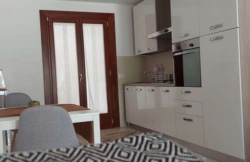 Poggio dei Pini Casa | Villa Luigi: Alloggi Indipendenti in Villa con Parcheggio e Giardino